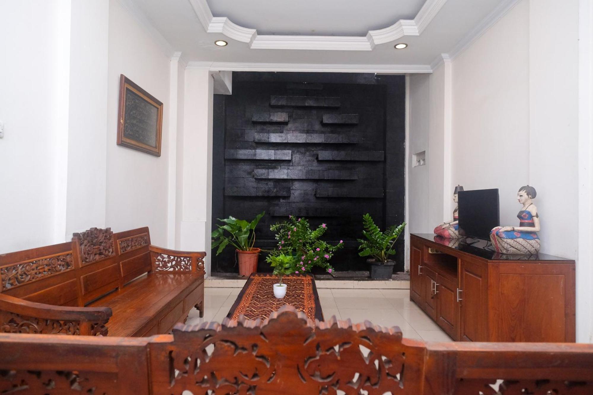 Urbanview Hotel Pondok Anggun Yogyakarta By Reddoorz Maguwo Exteriör bild